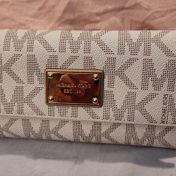 NWT! Michael Kors Checkbook Wallet - Picture 2 of 12